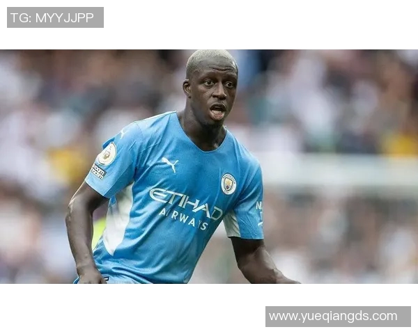 足球球星沉默背后的隐秘真相与绿茵场上光环落差